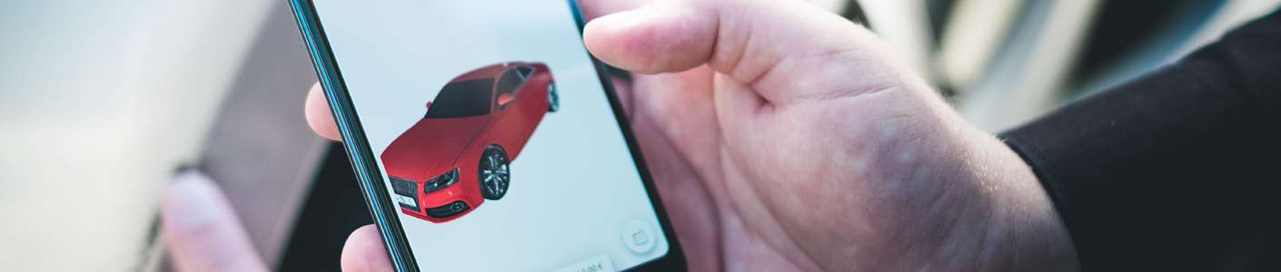 Hand hält Smartphone mit 3D-Darstellung eines roten Autos – Fahrzeugbewertung für Gebrauchtwagen und Leasing