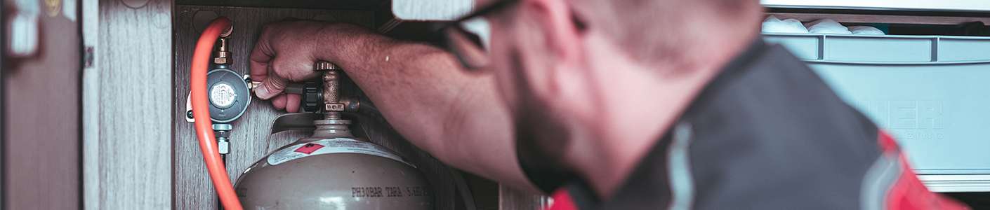 GTÜ-Prüfer kontrolliert Gasanlage im Wohnmobil – G 607 Gasprüfung für Flüssiggasanlagen