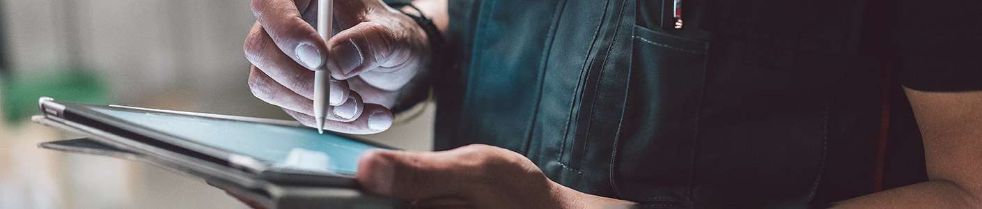 GTÜ Sachverständiger dokumentiert UVV-Prüfung digital per Tablet vor Ort 