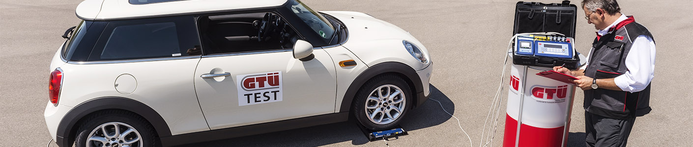 GTÜ-Partner führt an einem weißen MINI ein Sondergutachten durch.